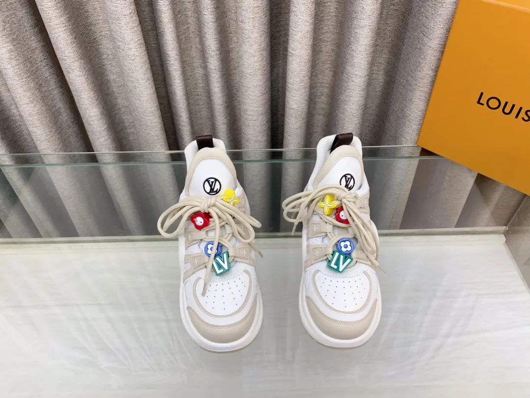 👟👟Ex-factory price 760👟👟 Louis Vuiton·Louis Vuitton 24/ New Chinese Valentine's Day limited edition LV Archlight series arch sole dad shoes casual thick-soled lace-up sneakers top version🔝original purchase, development and production👍🏻 This LV dad shoe features an eye-catching wavy sole and large tongue. It is equipped with a sporty super-elastic running shoe style rubber outsole, which is very eye-catching. It is also combined with a soft and elastic upper made of a variety of high-tech fabrics, making the upper foot comfortable and soft! 🤩 Fabric: Original custom-made first-layer cowhide + technical fabrics Lining: Original imported breathable mesh lining + cowhide foot pads Sole: Original molded correct U-shaped arch outsole Bottom thickness: about 5cm Size: 35-39 (40.41 custom-made, non-refundable)